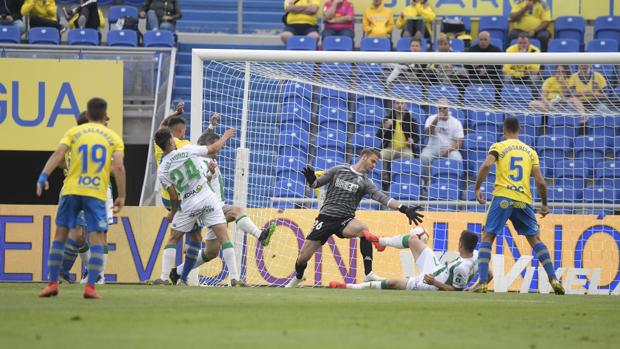 Los jugadores del Córdoba, pasivos ante el gol de los amarillos
